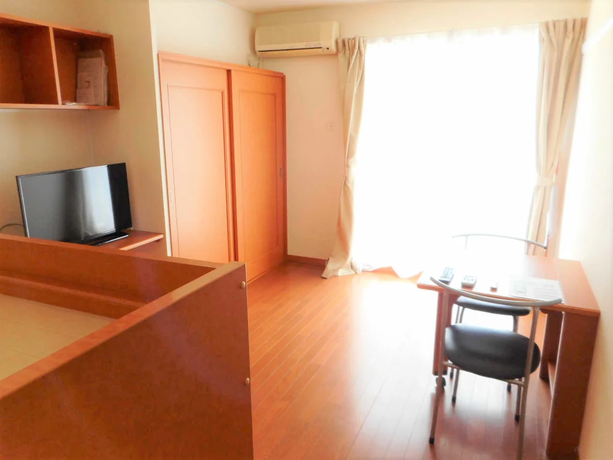 カーテンやテーブル、テレビも備え付けです