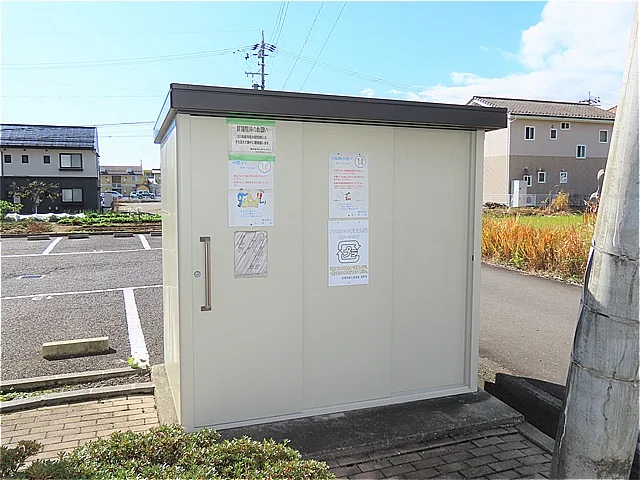 敷地内にゴミ庫が設置されておりゴミ捨てに便利です