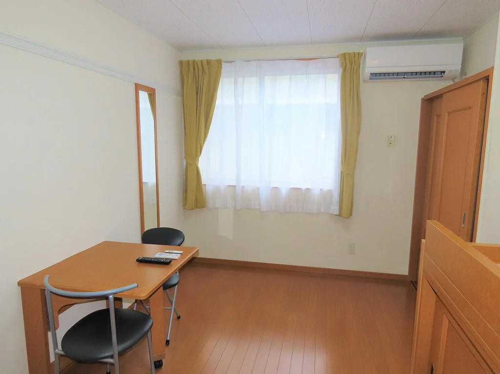 カーテンやテーブルも備え付けです