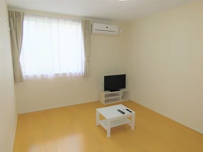 カーテンやテーブル、テレビも備え付けです