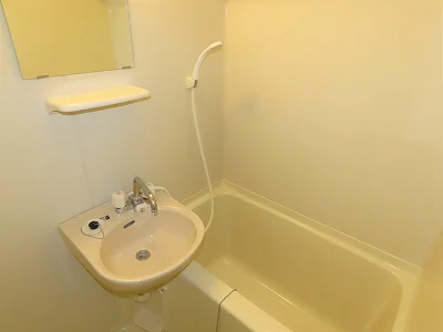 洗面台とユニット式のお風呂です