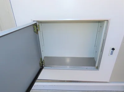 玄関扉に宅配ボックスあり