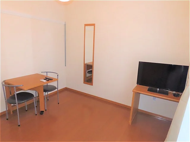 テーブルやテレビも備え付けです