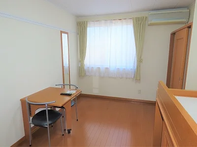 カーテンやテーブルも備え付けです