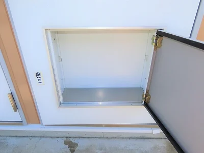 玄関扉に宅配ボックスあり