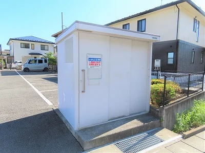 敷地内にゴミ庫が設置されておりゴミ捨てに便利です