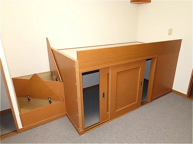 ベッド下、階段下は大容量収納！