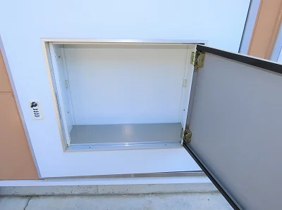 玄関扉に宅配ボックスあり