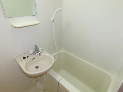 洗面台とユニット式のお風呂です