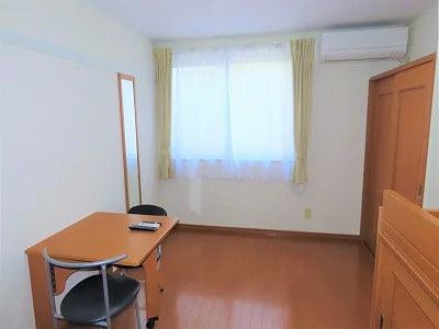 カーテンやテーブルも備え付けです