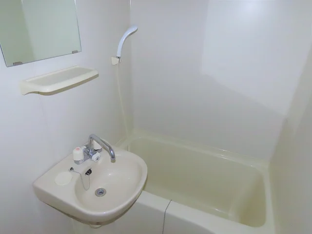 洗面台とユニット式のお風呂です