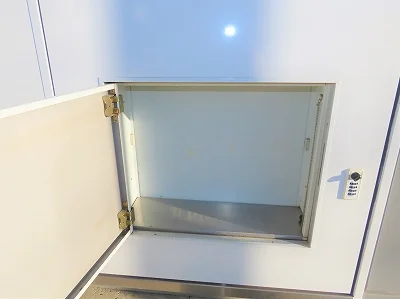 玄関扉に宅配ボックスあり