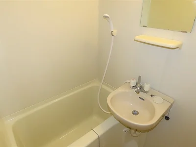 洗面台とユニット式のお風呂です