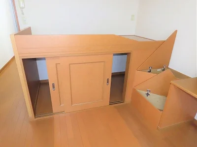 ベッド下、階段下は大容量収納！