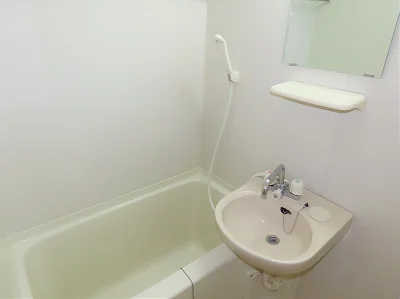 洗面台とユニット式のお風呂です