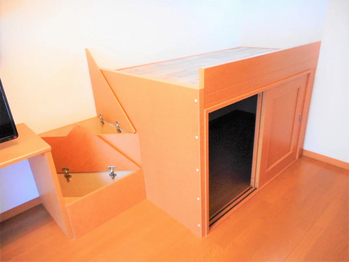 ベッド下、階段下は大容量収納！