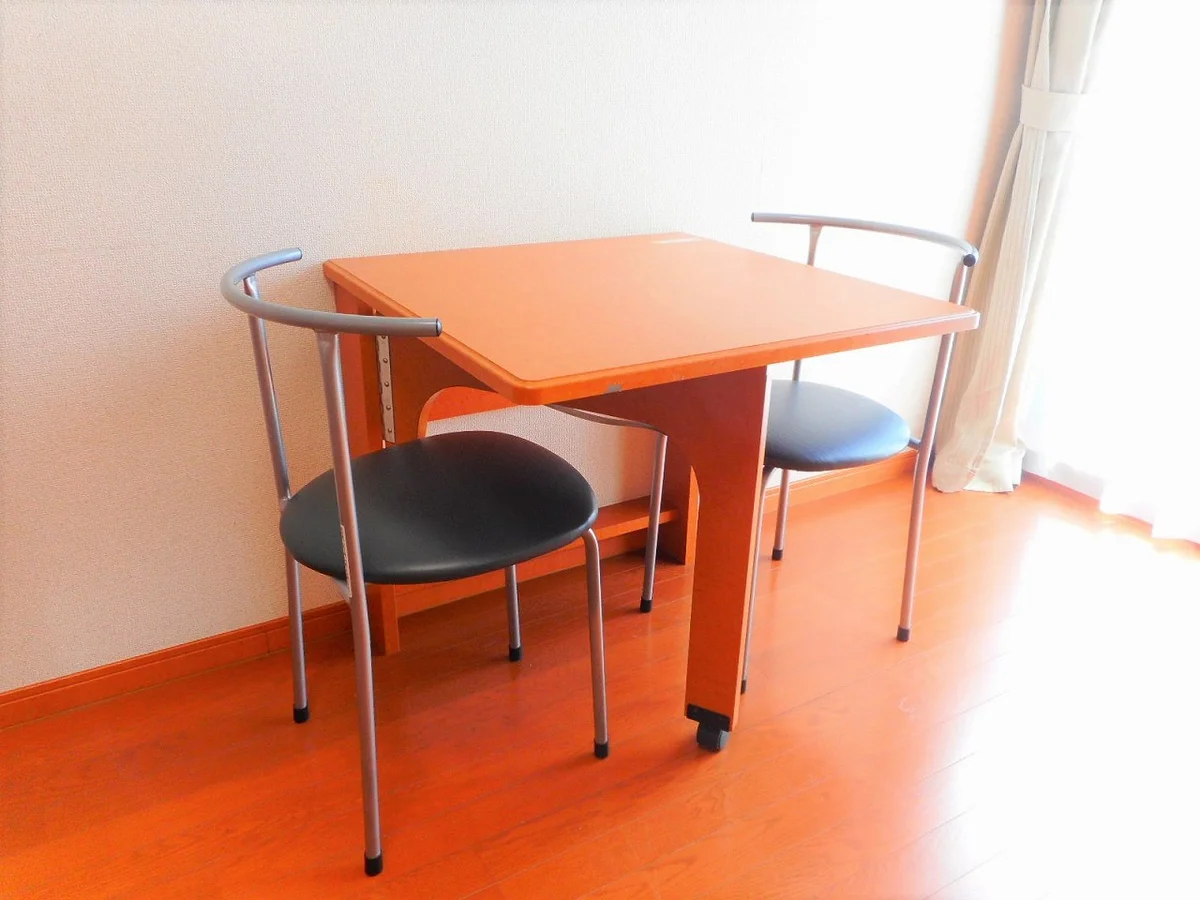 テーブルは折り畳み式です