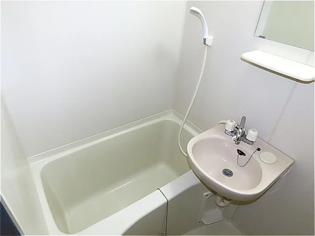 洗面台とユニット式のお風呂です