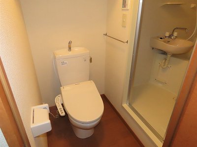 トイレ内にお風呂の入口扉があります