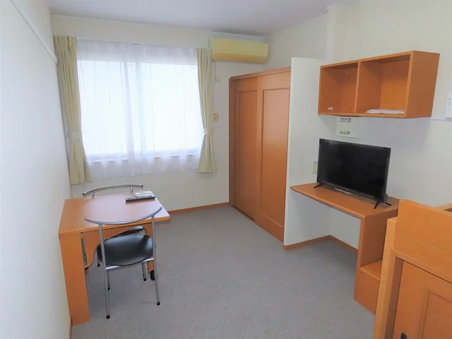 カーテンやテーブル、テレビも備え付けです