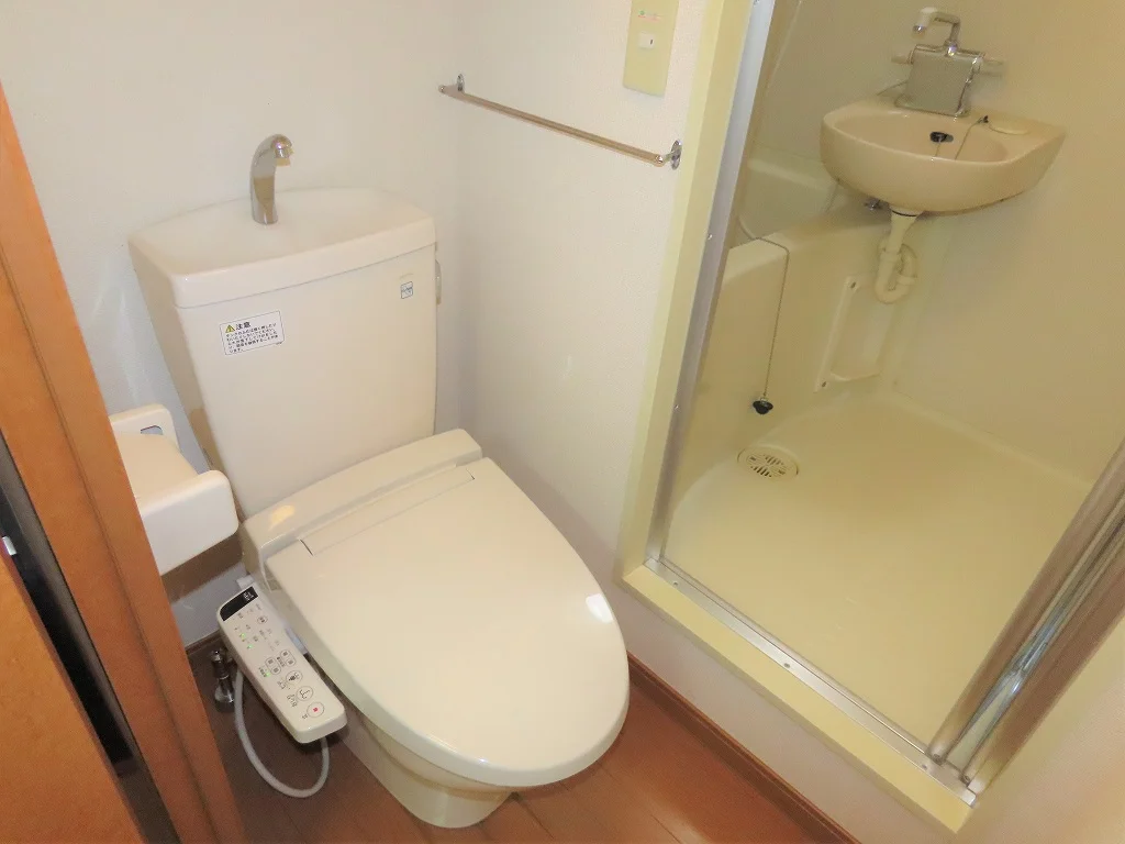 トイレ内にお風呂の入口扉があります