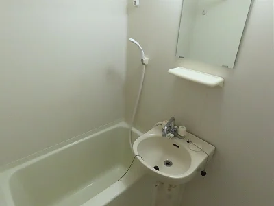 洗面台とユニット式のお風呂です