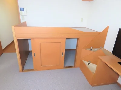 ベッド下、階段下は大容量収納！