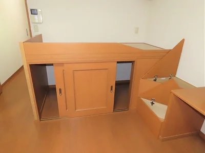 ベッド下、階段下は大容量収納！