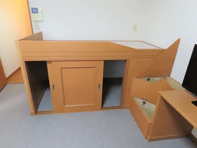 ベッド下、階段下は大容量収納！