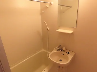 洗面台とユニット式のお風呂です