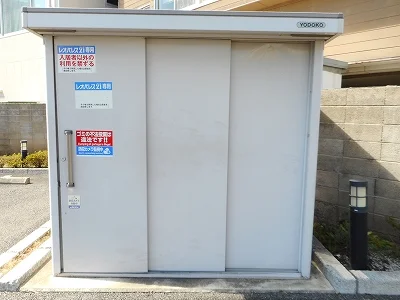 敷地内にゴミ庫が設置されておりゴミ捨てに便利です