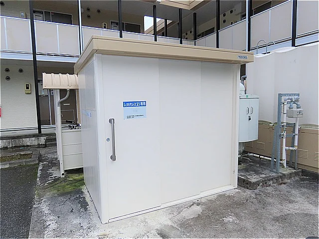 敷地内にゴミ庫が設置されておりゴミ捨てに便利です