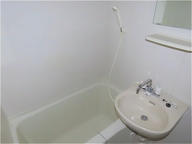 洗面台とユニット式のお風呂です