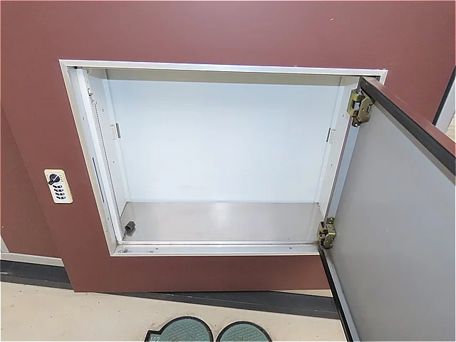 玄関扉に宅配ボックスあり