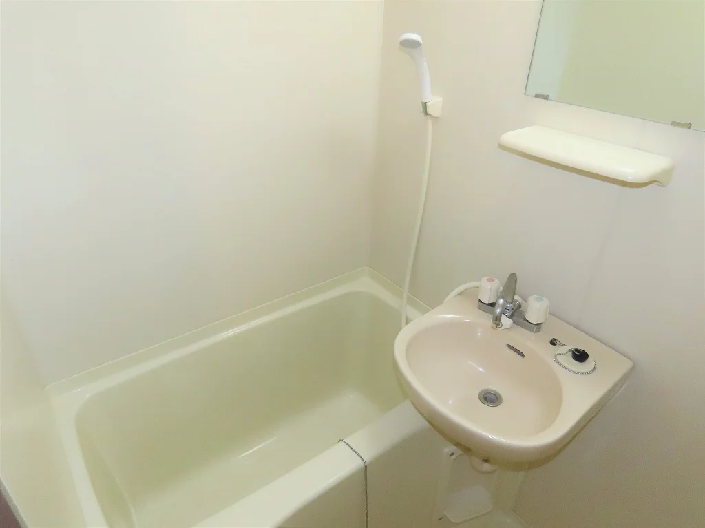 洗面台とユニット式のお風呂です