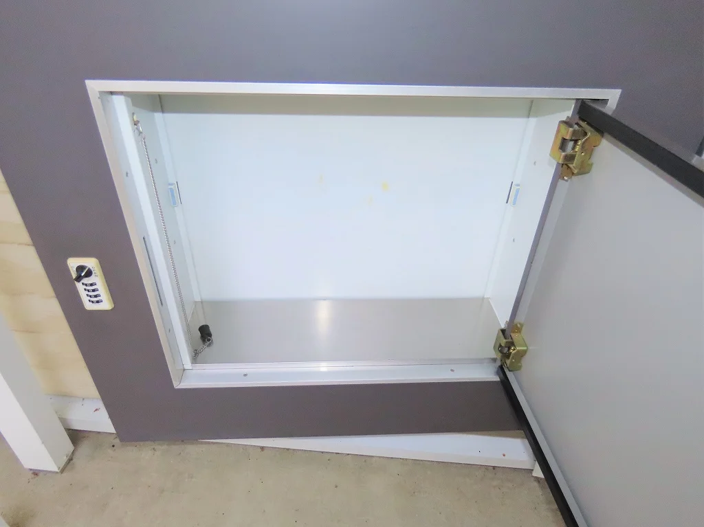 玄関扉に宅配ボックスあり