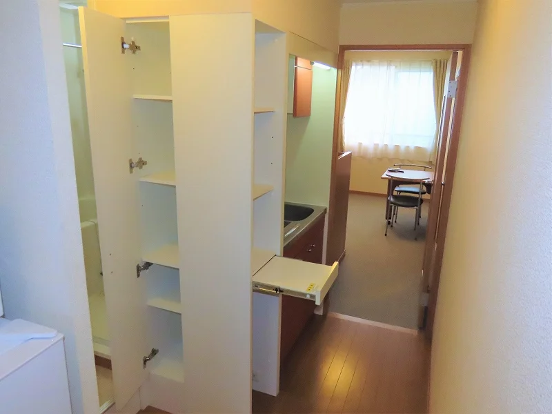 キッチン周りも収納が豊富です