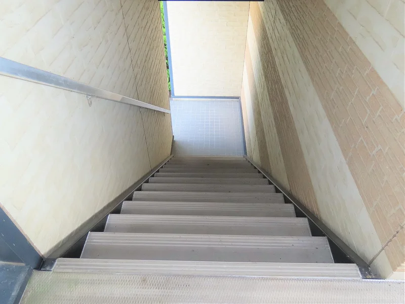 階段上からのアングルです