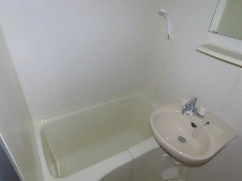 洗面台とユニット式のお風呂です