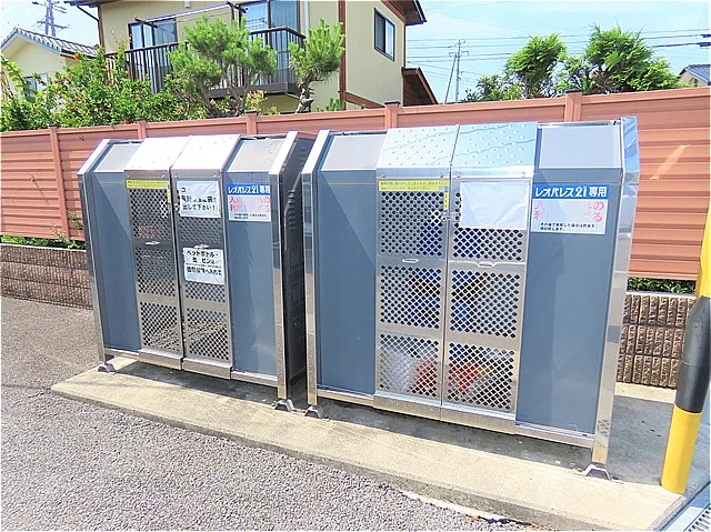 敷地内にゴミ庫が設置されておりゴミ捨てに便利です