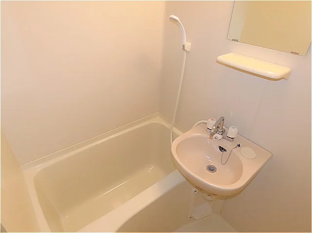 洗面台とユニット式のお風呂です