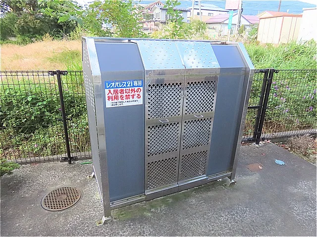 敷地内にゴミ庫が設置されておりゴミ捨てに便利です