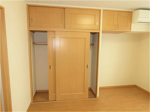 寝室にも収納スペースがあります