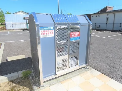 敷地内にゴミ庫が設置されておりゴミ捨てに便利です