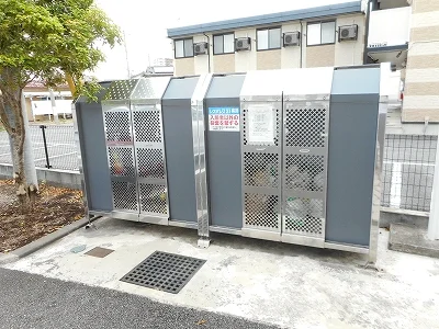敷地内にゴミ庫が設置されておりゴミ捨てに便利です