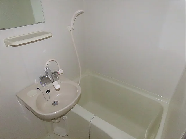 洗面台とユニット式のお風呂です