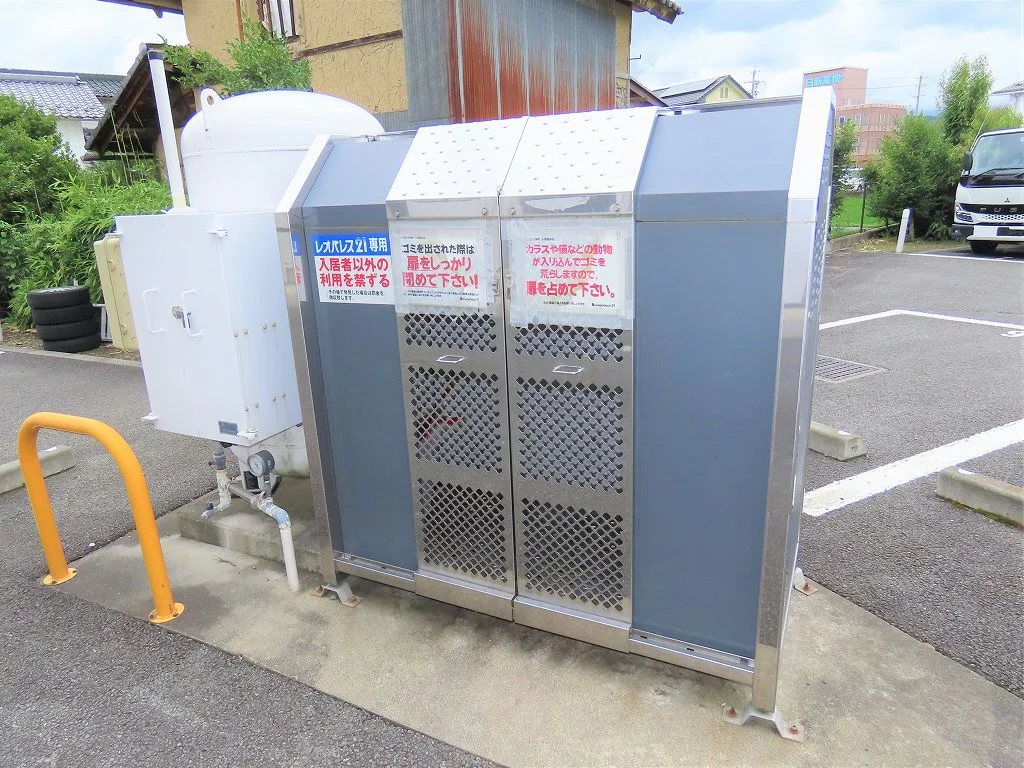 敷地内にゴミ庫が設置されておりゴミ捨てに便利です