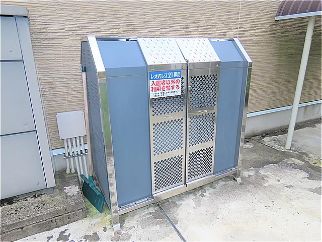 敷地内にゴミ庫が設置されておりゴミ捨てに便利です