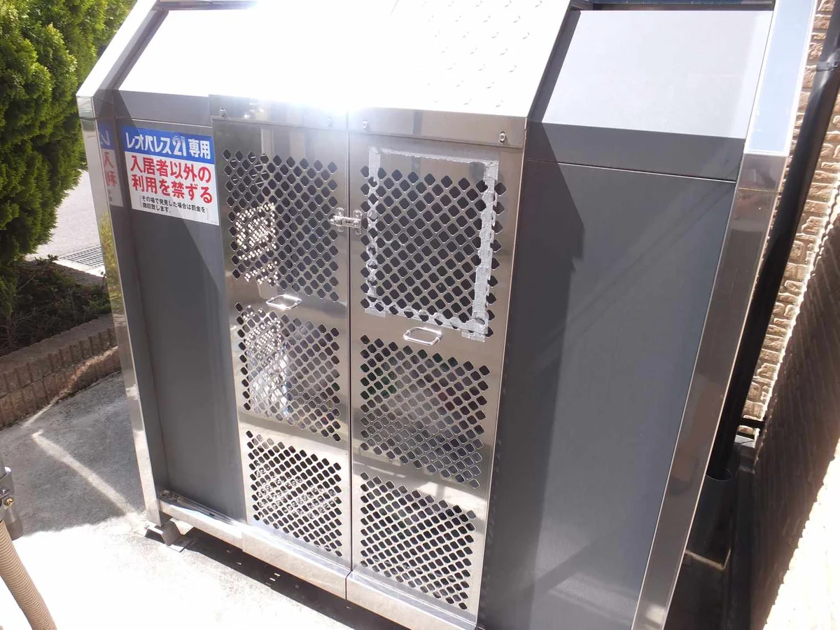 敷地内にゴミ庫が設置されておりゴミ捨てに便利です