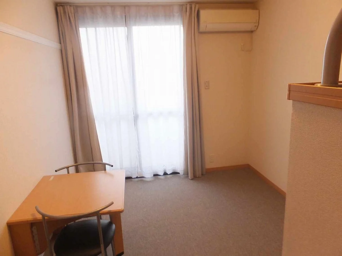 カーテンやテーブルも備え付けです